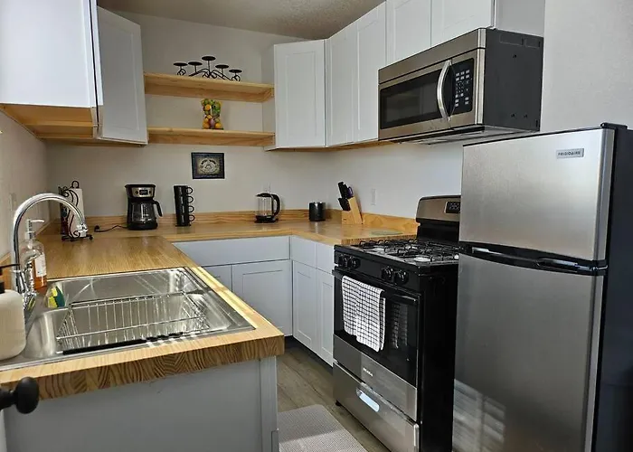 Modern 3Br Home, 3 Min Airport.