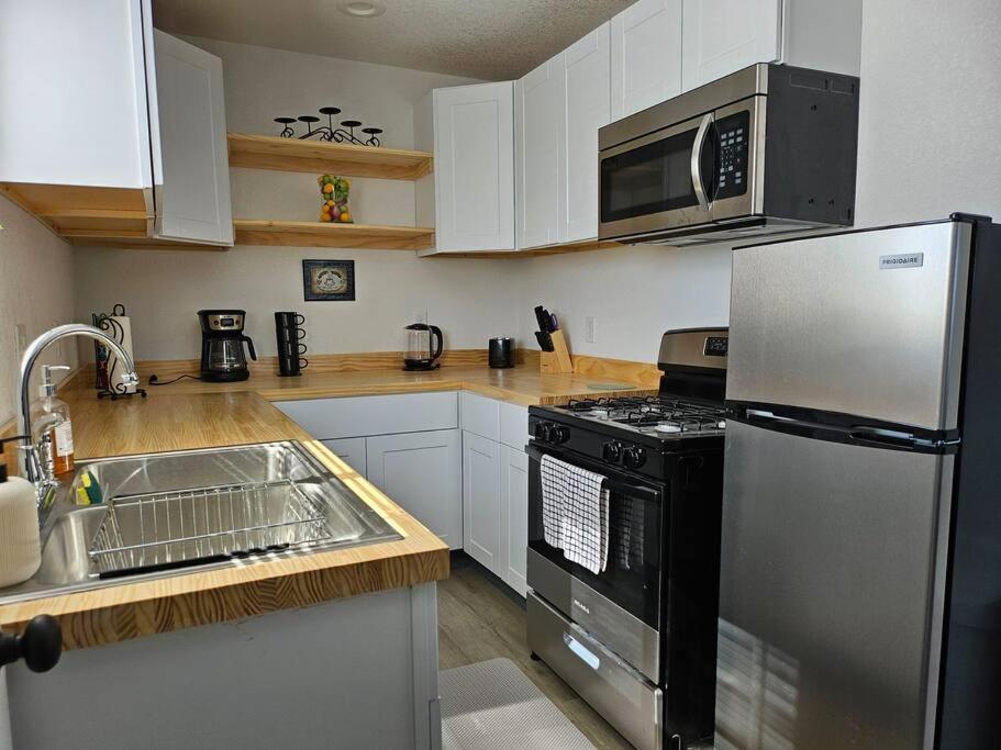 Modern 3br Home, 3 Min Airport. Apartment *