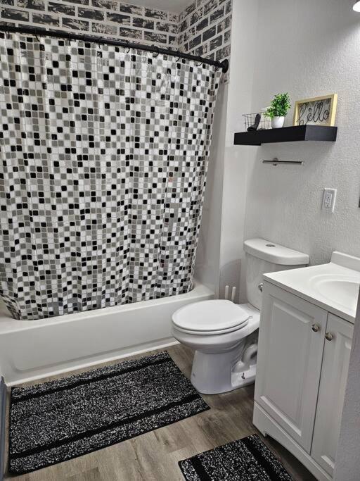 Modern 3br Home, 3 Min Airport. Apartment *